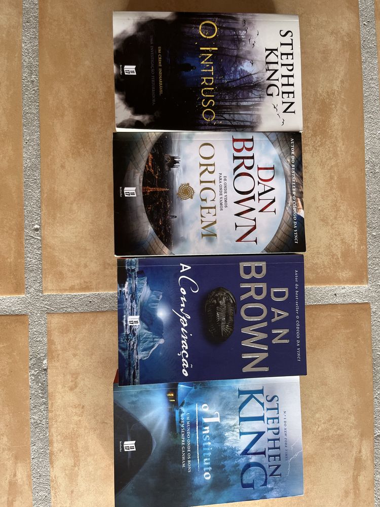 Dois livros de stephan king e dois de Dan brown