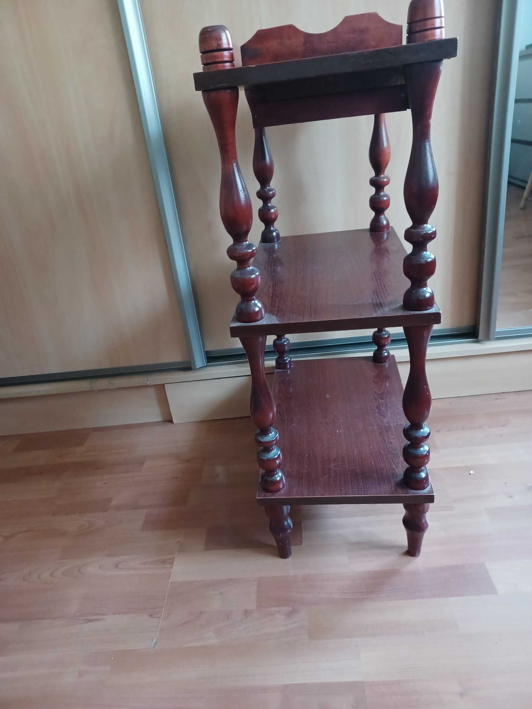 Stylowy stolik w kolorze machoniowym.