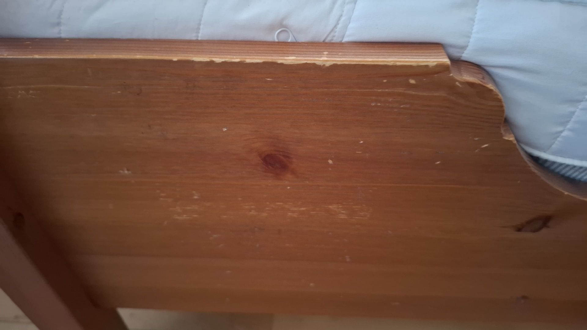 używane drewniane łóżko (IKEA) – "rosnące z dzieckiem" z materacem