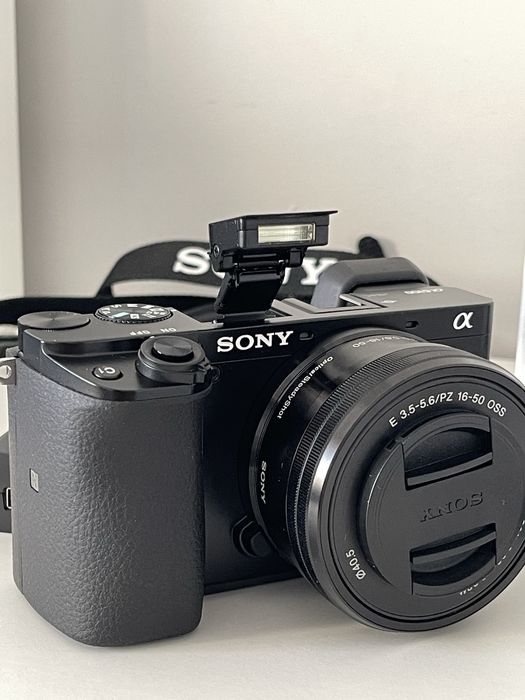 Sony a6100 + 16-50mm + karta pamięci + 3 chusteczki