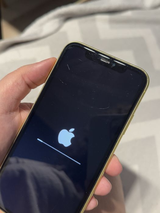 Sprzedam iphone 11 64 GB żolty z pudelkiem