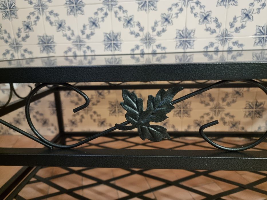 Mesa de centro em ferro forjado com tampo de vidro