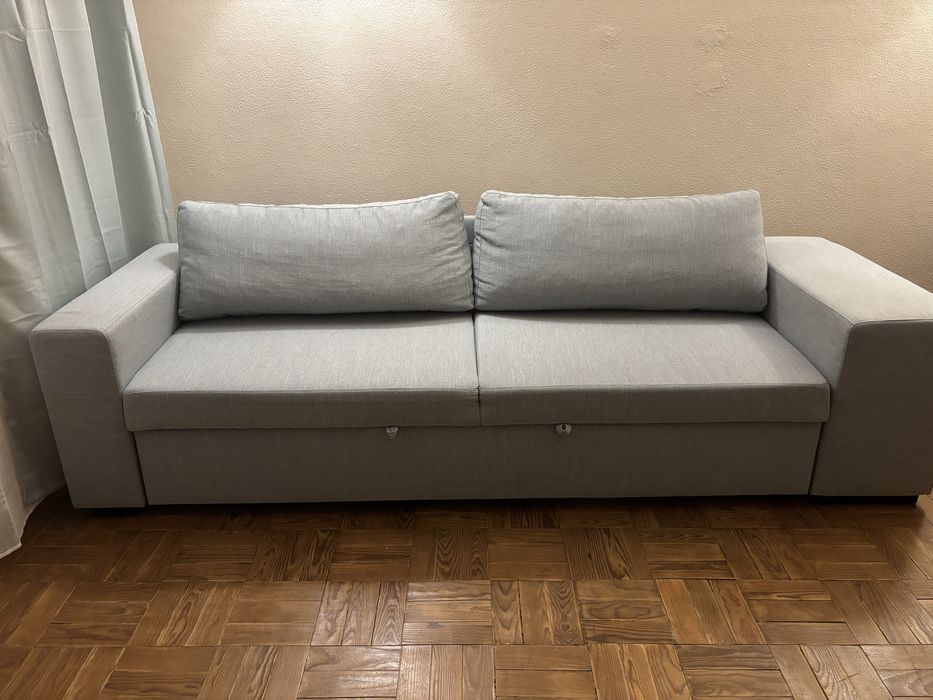 Sofa cizento faz de cama