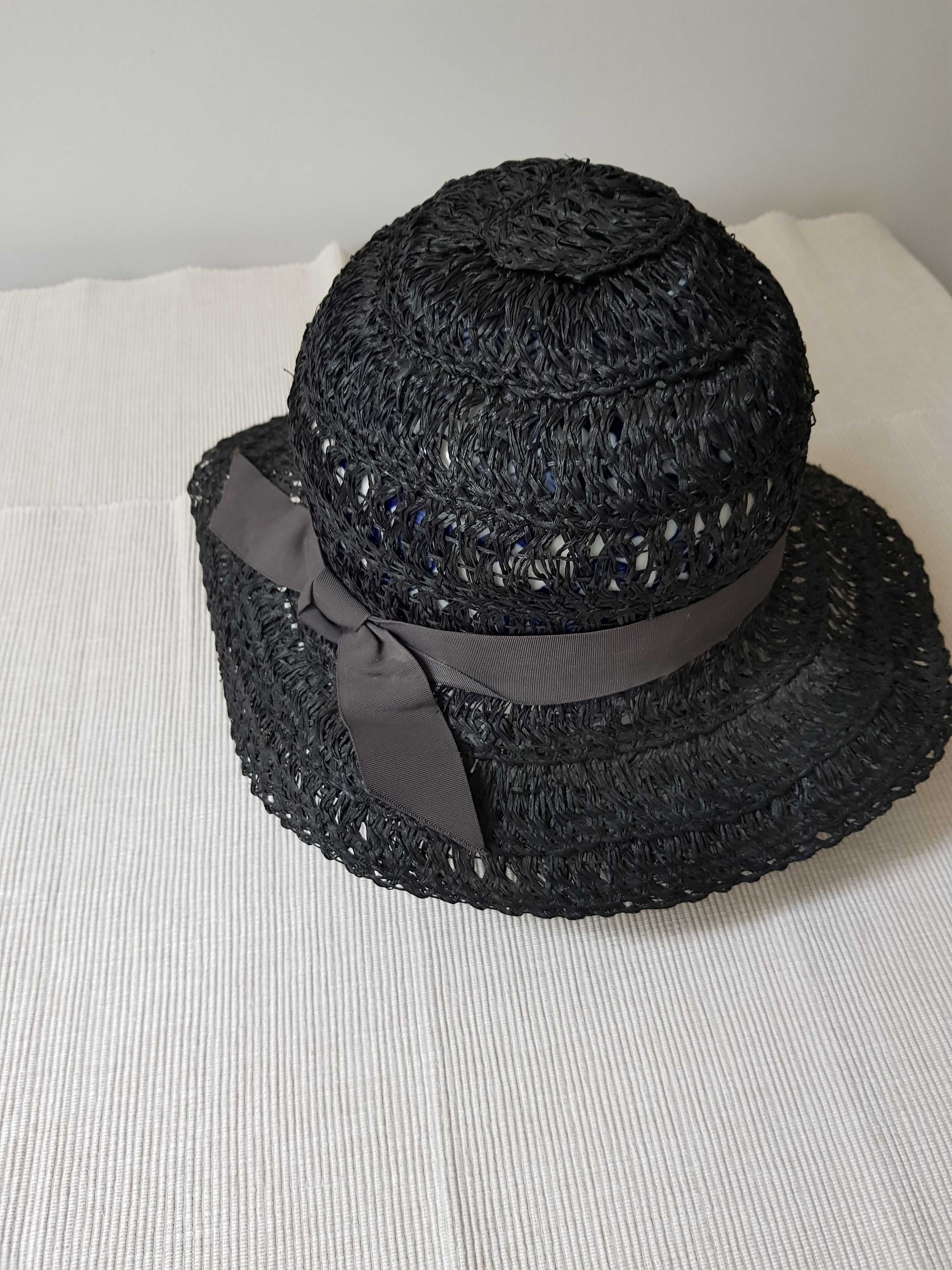 czarny kapelusz z rafii