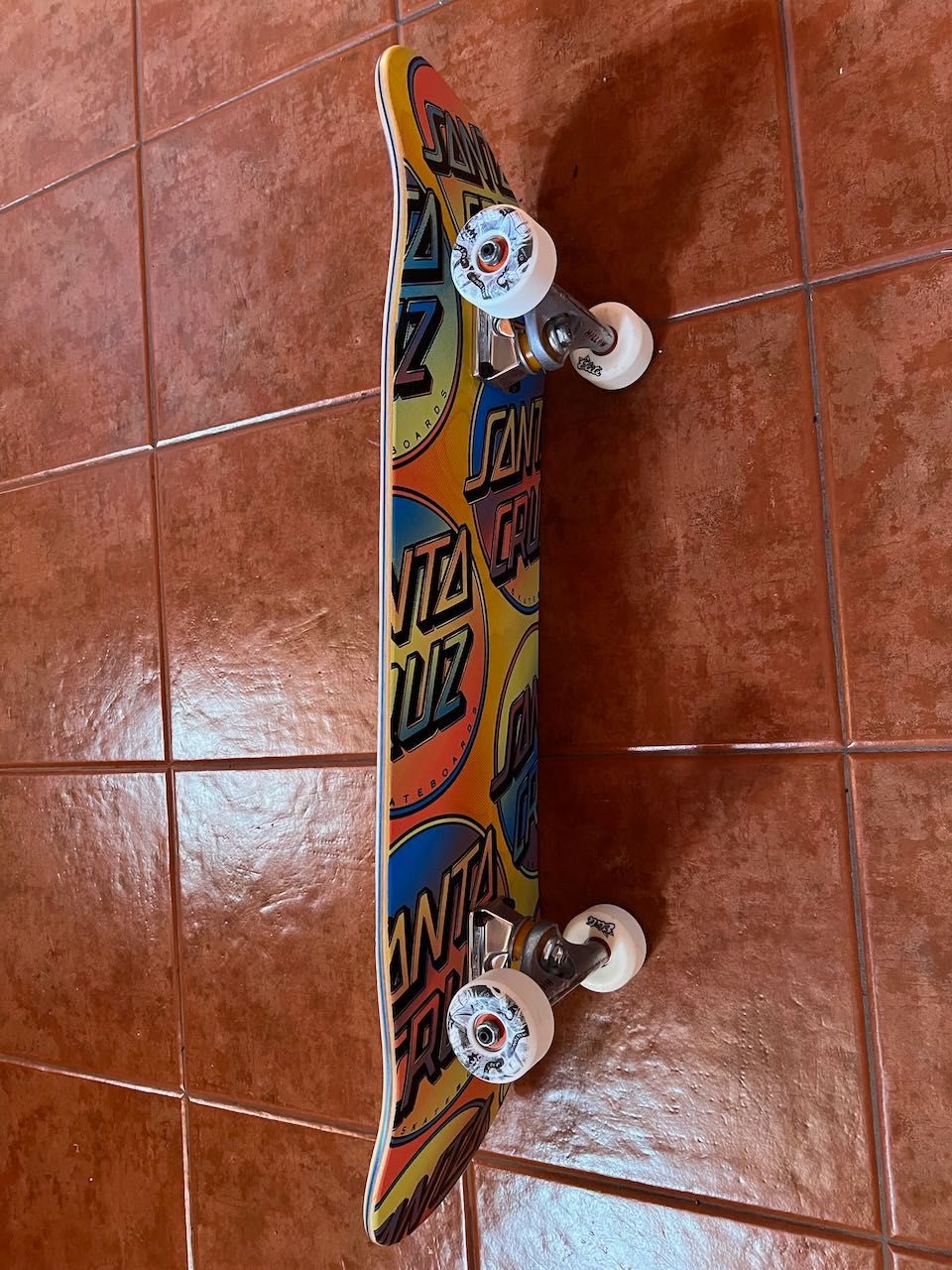 Skate Completo com deck Santa Cruz e trucks Independent