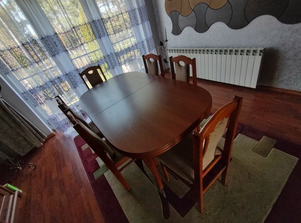 Stół z krzesłami
