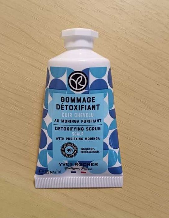 Naturalny detoksykujący peeling do skóry głowy z wyciągiem z moringi