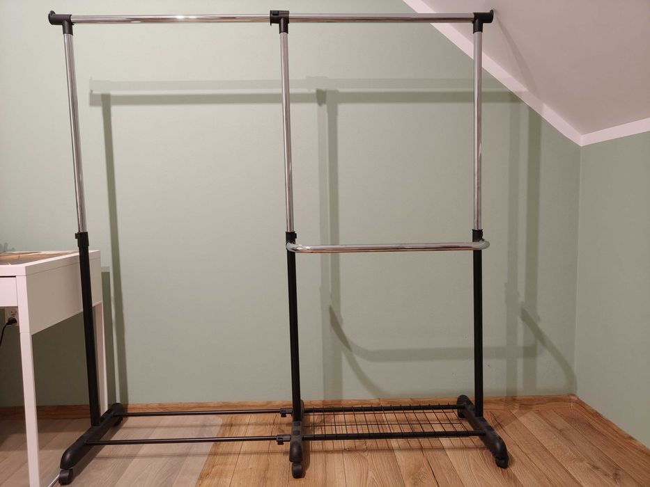 Wieszak na ubrania stojący, stojak podłogowy na kółkach (160*150)