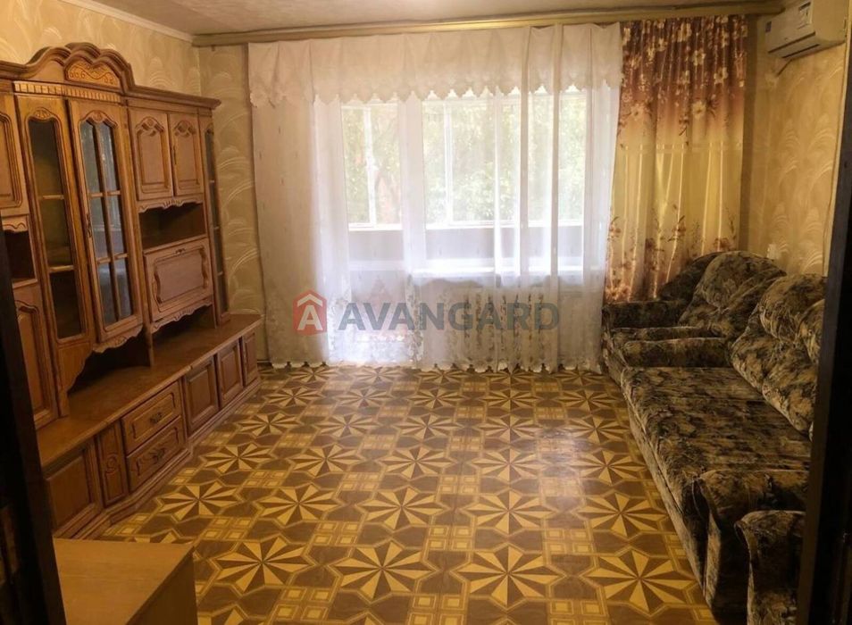 Здається 3-кімнатна ,в низу проспекта Олександра Поля - Шнеєрсона