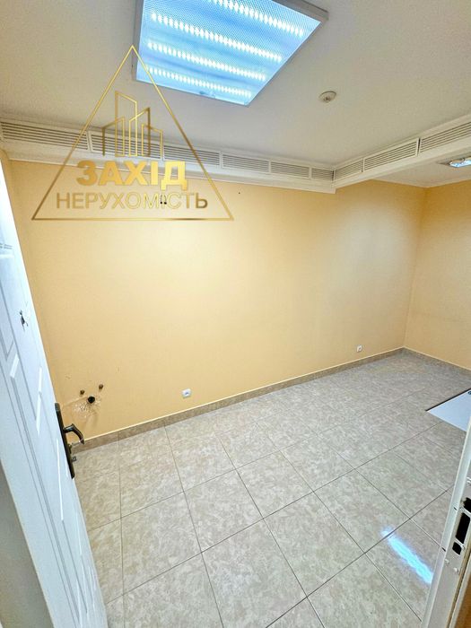 Продаж фасадного комерційного приміщення р-н Варшавського ринку