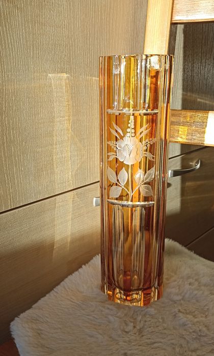 Kryształowy wazon ze wzorem.