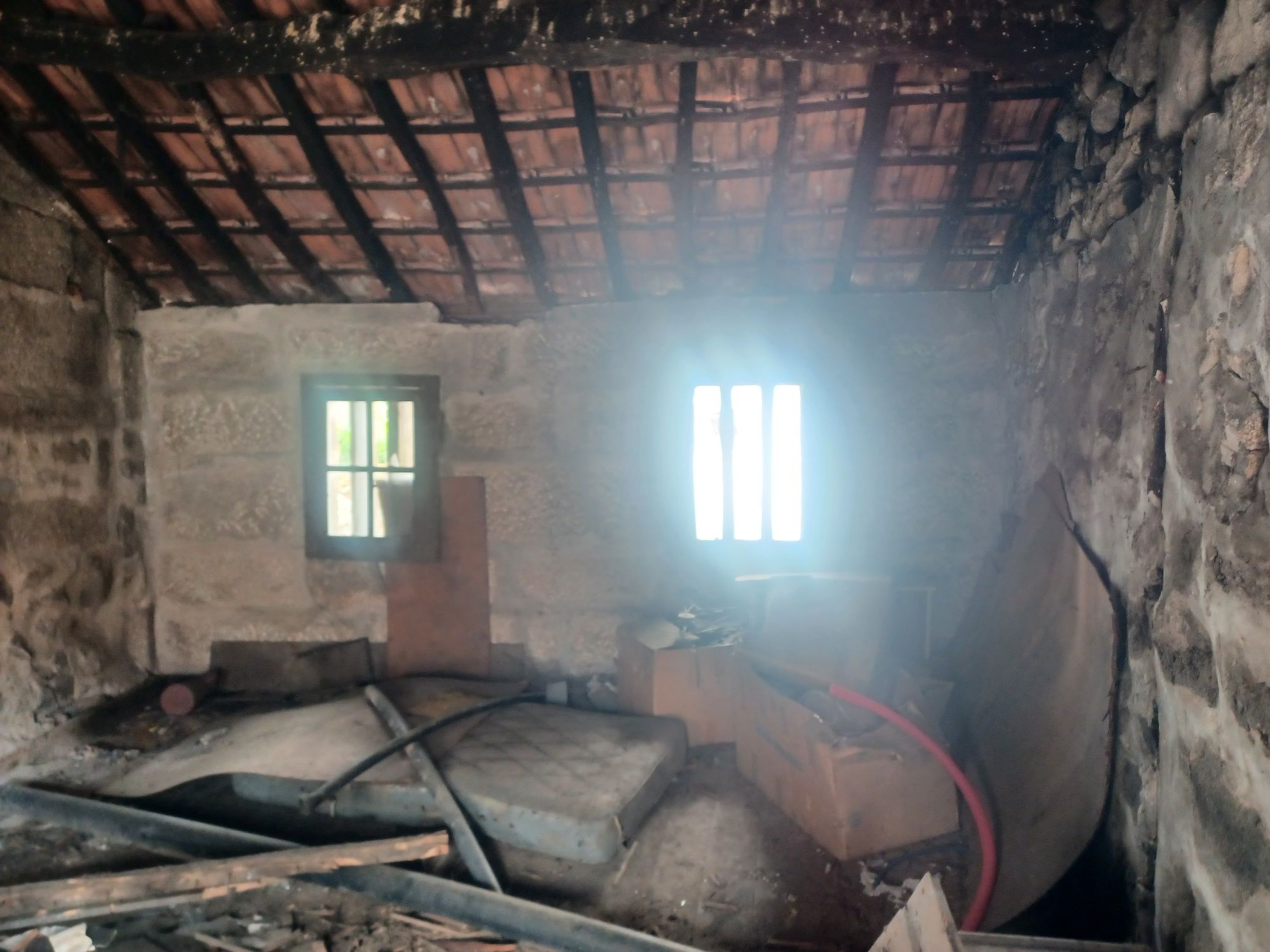 Pequena Casa para Reconstruir