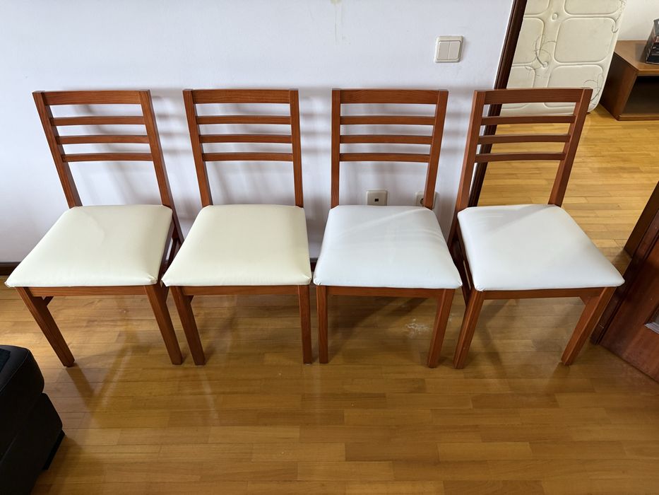 Conjunto 4 cadeiras em madeira com assentos claros