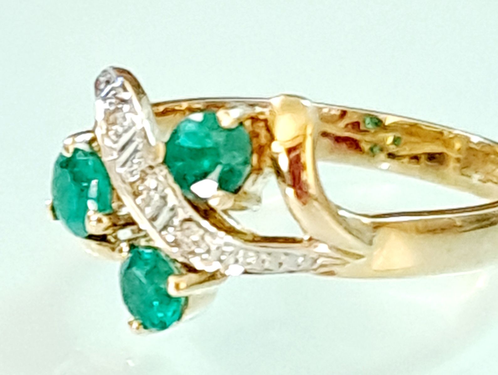 Золотое кольцо с изумрудами и бриллиантами. 3,41грм