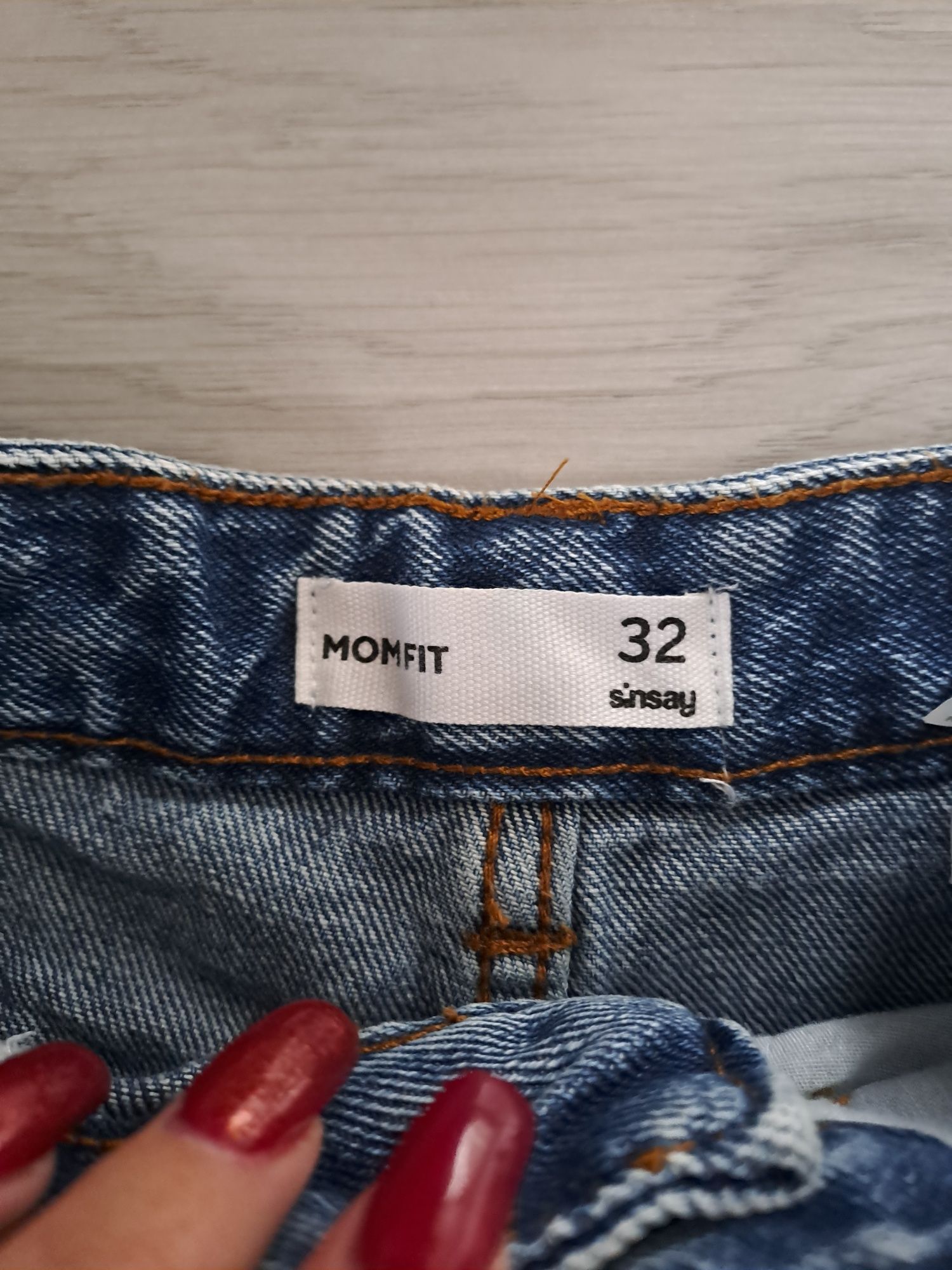 Dżinsy typu momfit