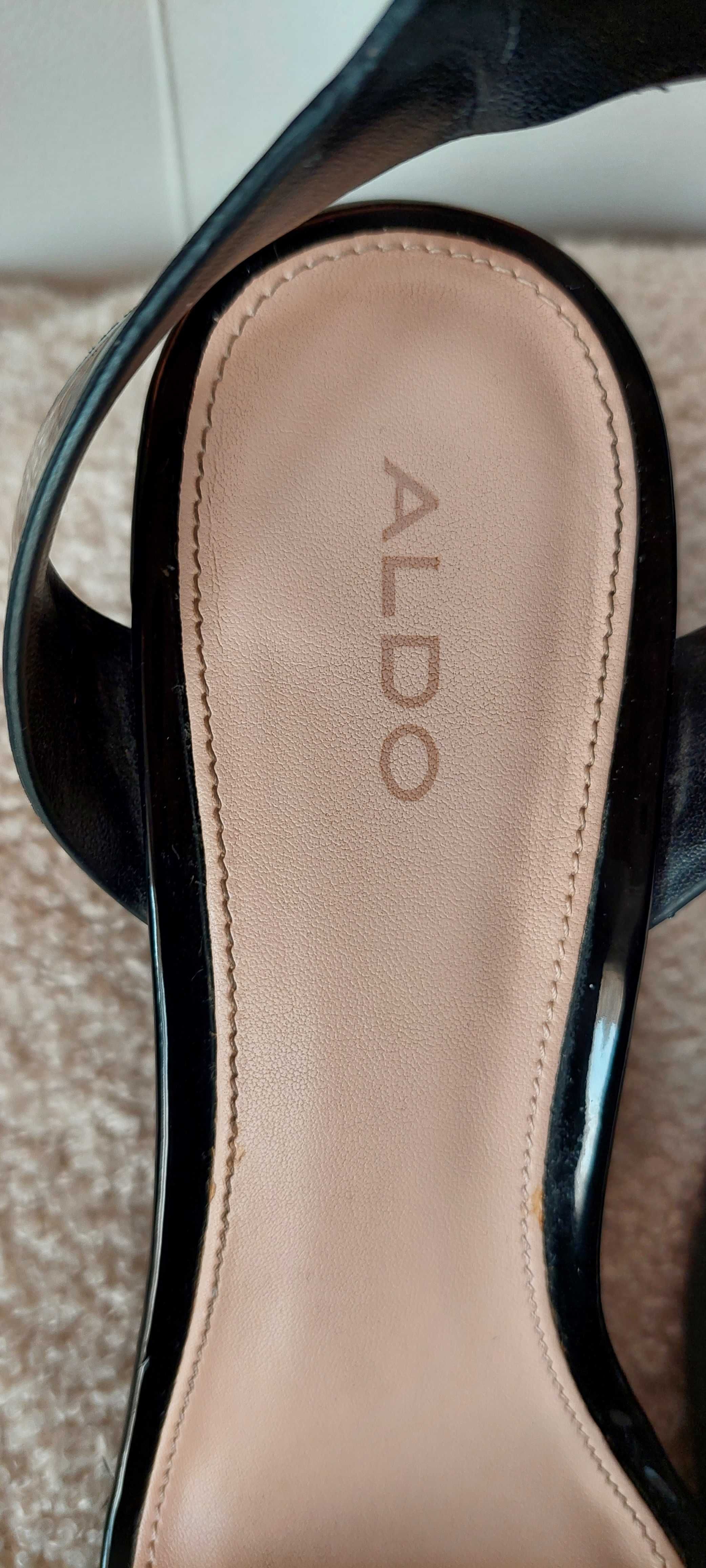 Czarne lakierowane sandałki na koturnie Aldo, rozm.39