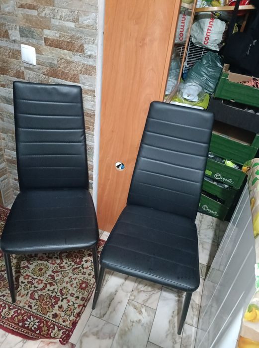 Duas cadeiras pretas cada 21l€