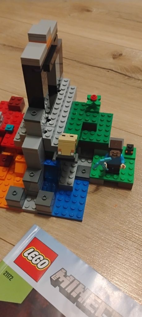 LEGO Minecraft 21167 oraz 21172