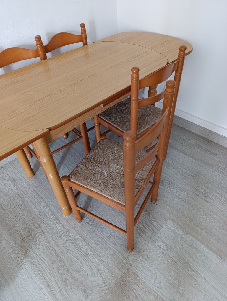 Mesa de cozinha em madeira