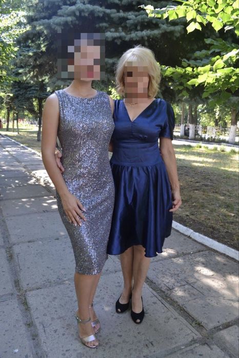 Блискуча сукня з задекорованою спинкою