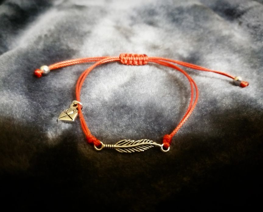 Bransoletka z czerwonego sznurka z piórem w stylu makramy