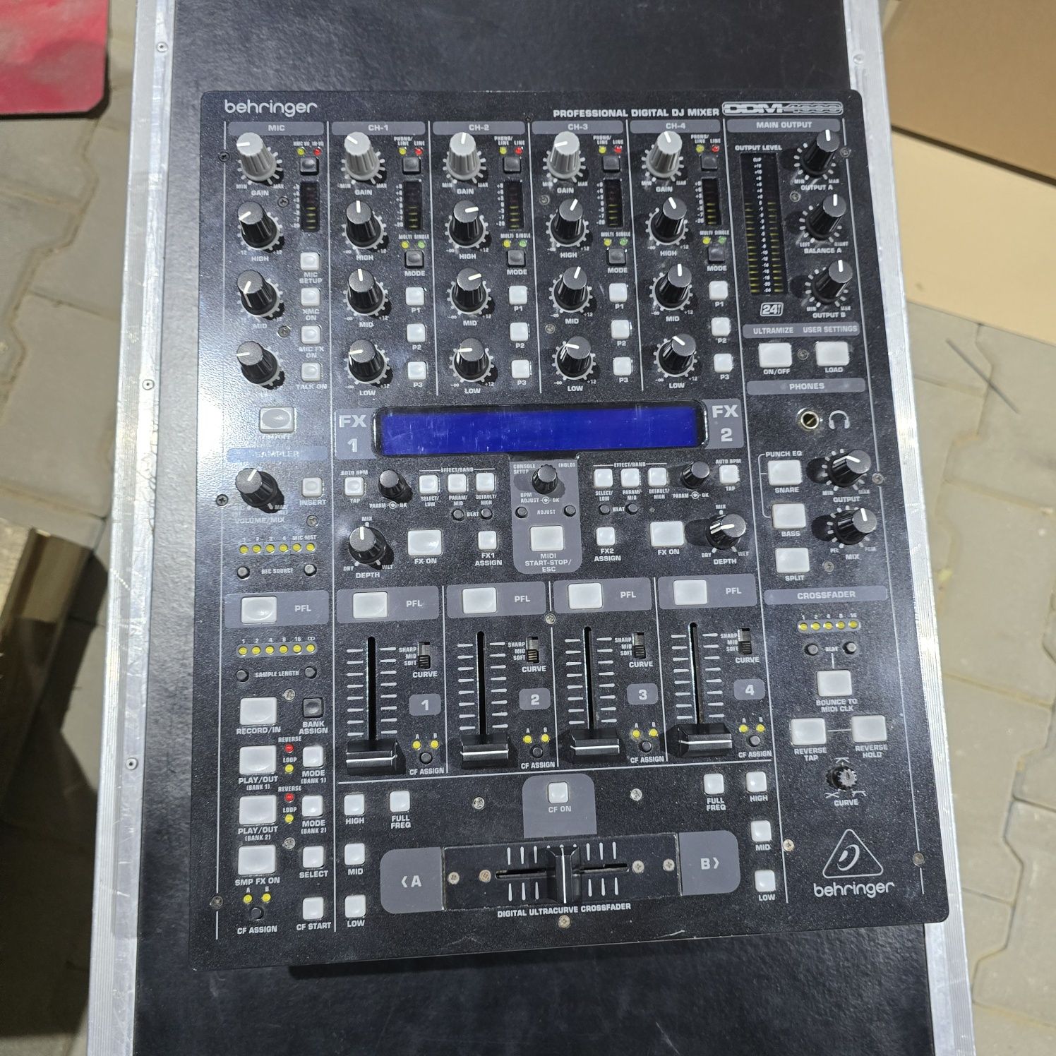 Behringer DDM4000 cyfrowy mikser DJ