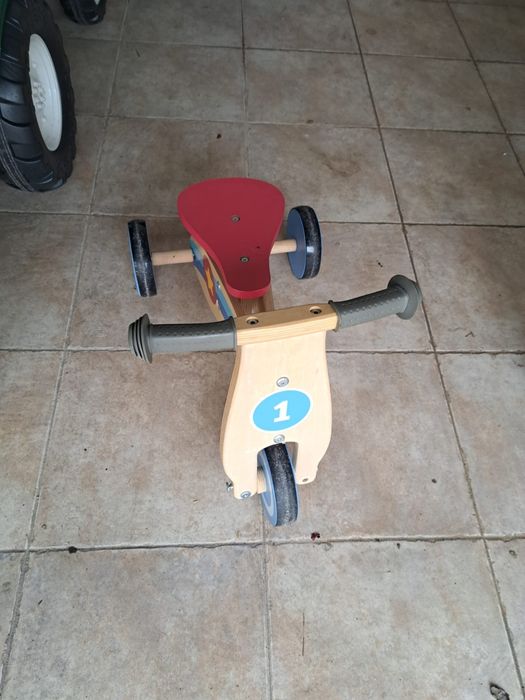 Triciclo em madeira para criança