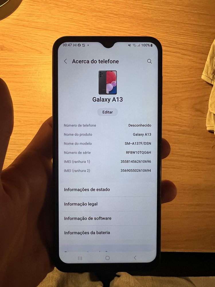 Samsung A13 com algumas marcas de uso