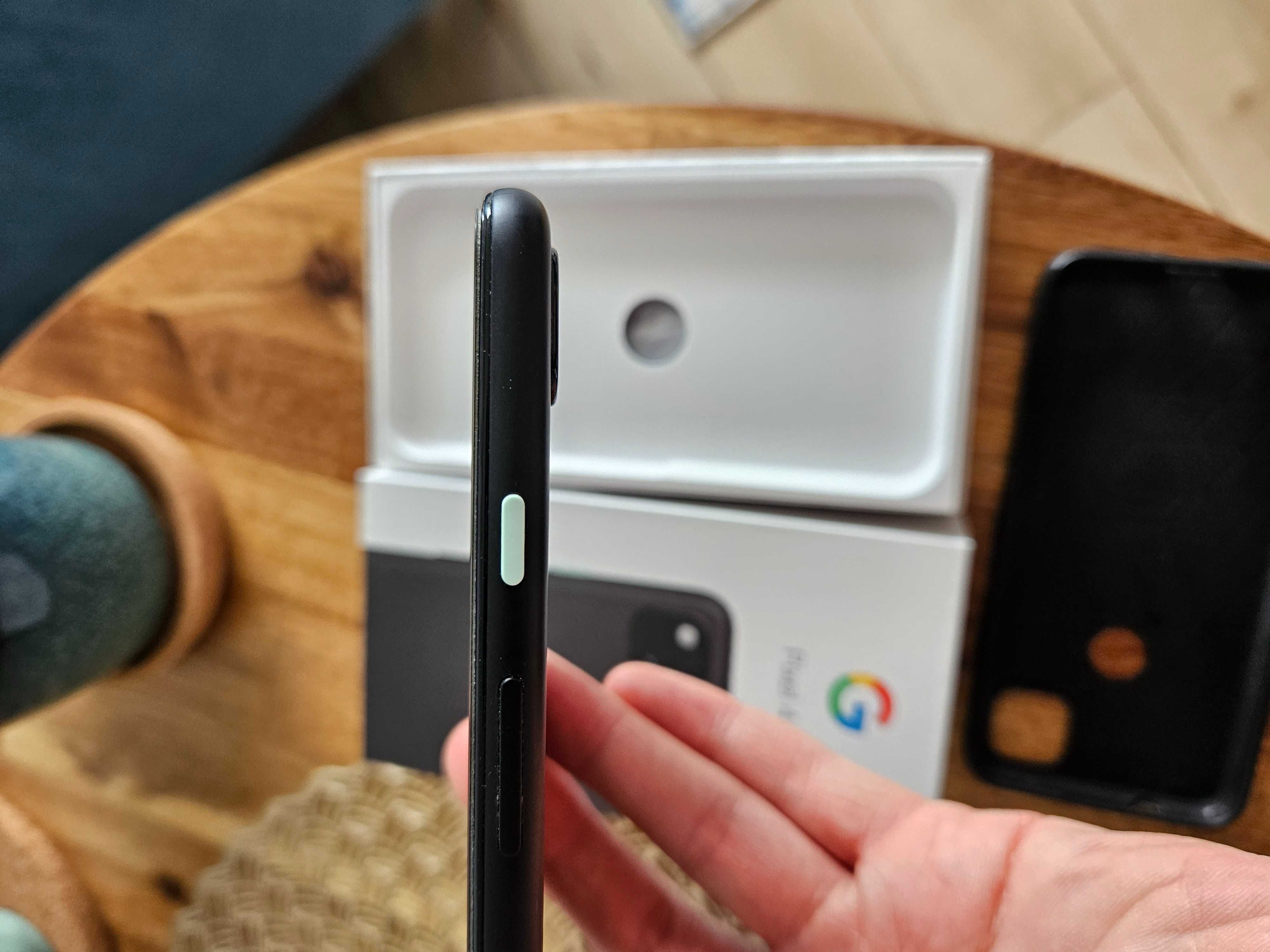 Google Pixel 4a + etui
