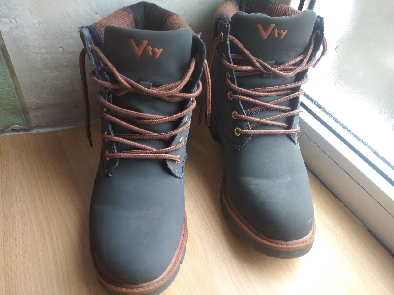 продам фирменные женские ботинки VTY