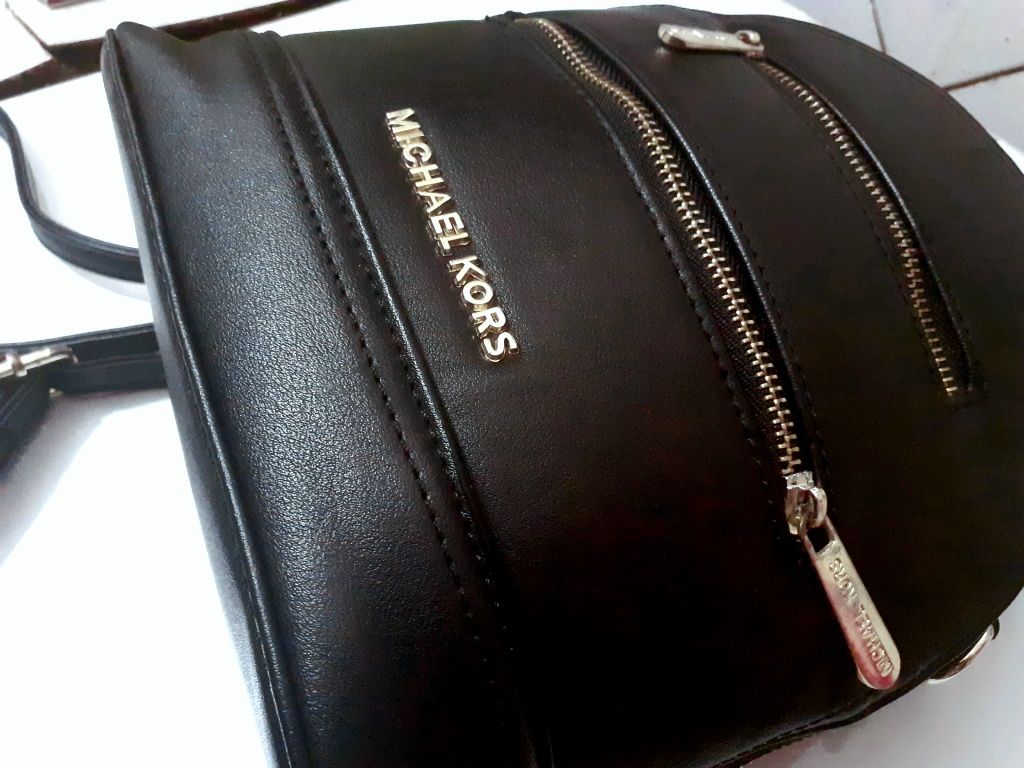 Маленький чорний рюкзачок відомого американського бренду MICHAEL KORS