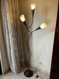 Candeeiro de pé alto com 3 lâmpadas