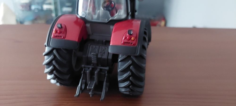 Model 1:32 Traktor Valtra SIKU