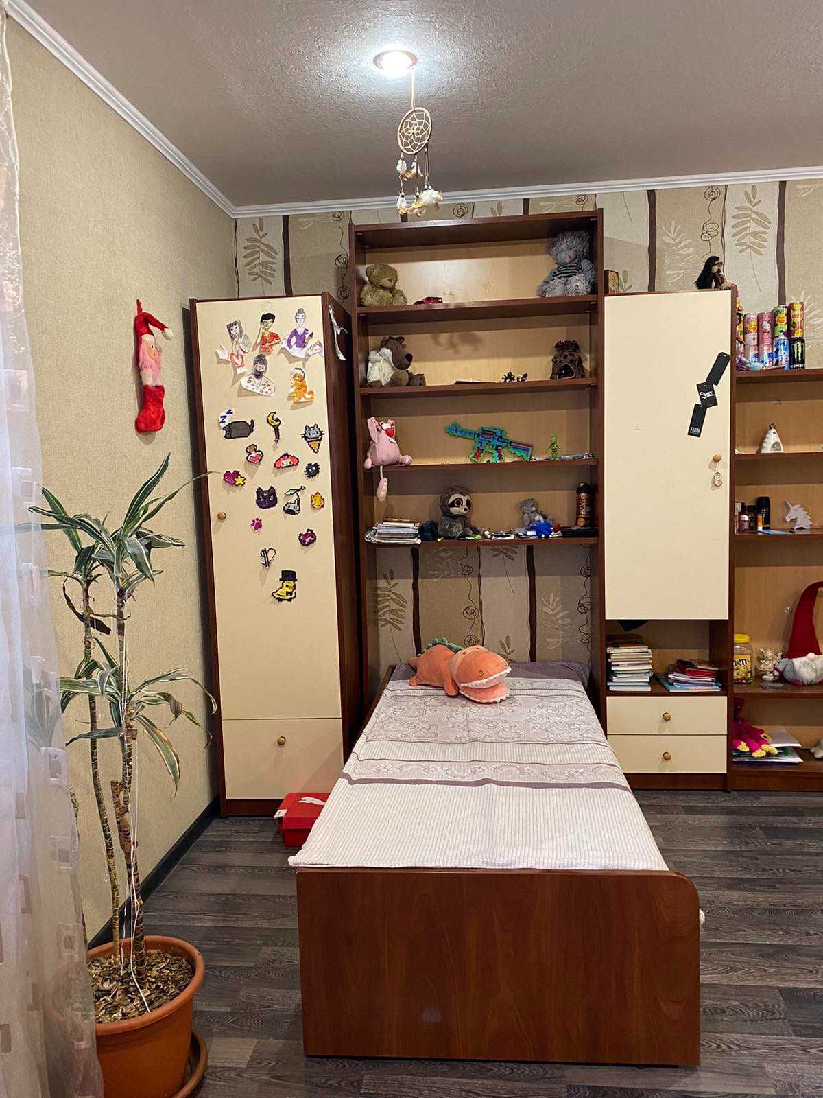 Меблі в дитячу ліжко з матрасом стінка з поличками, пенал МДФ