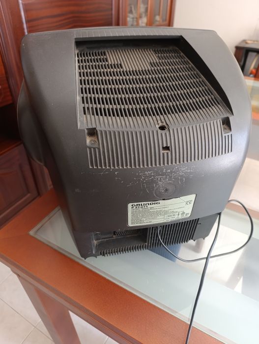 Tv antiga a funcionar