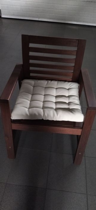 Vendo mesa exterior de acácia com 8 cadeiras, banco de 3 lugares