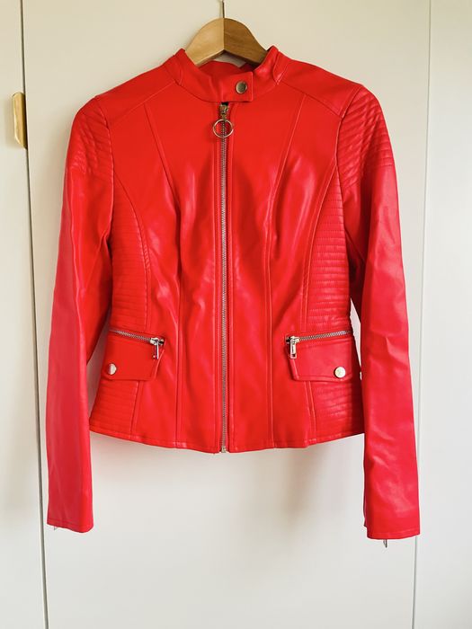 Czerwona kurtka skora guess