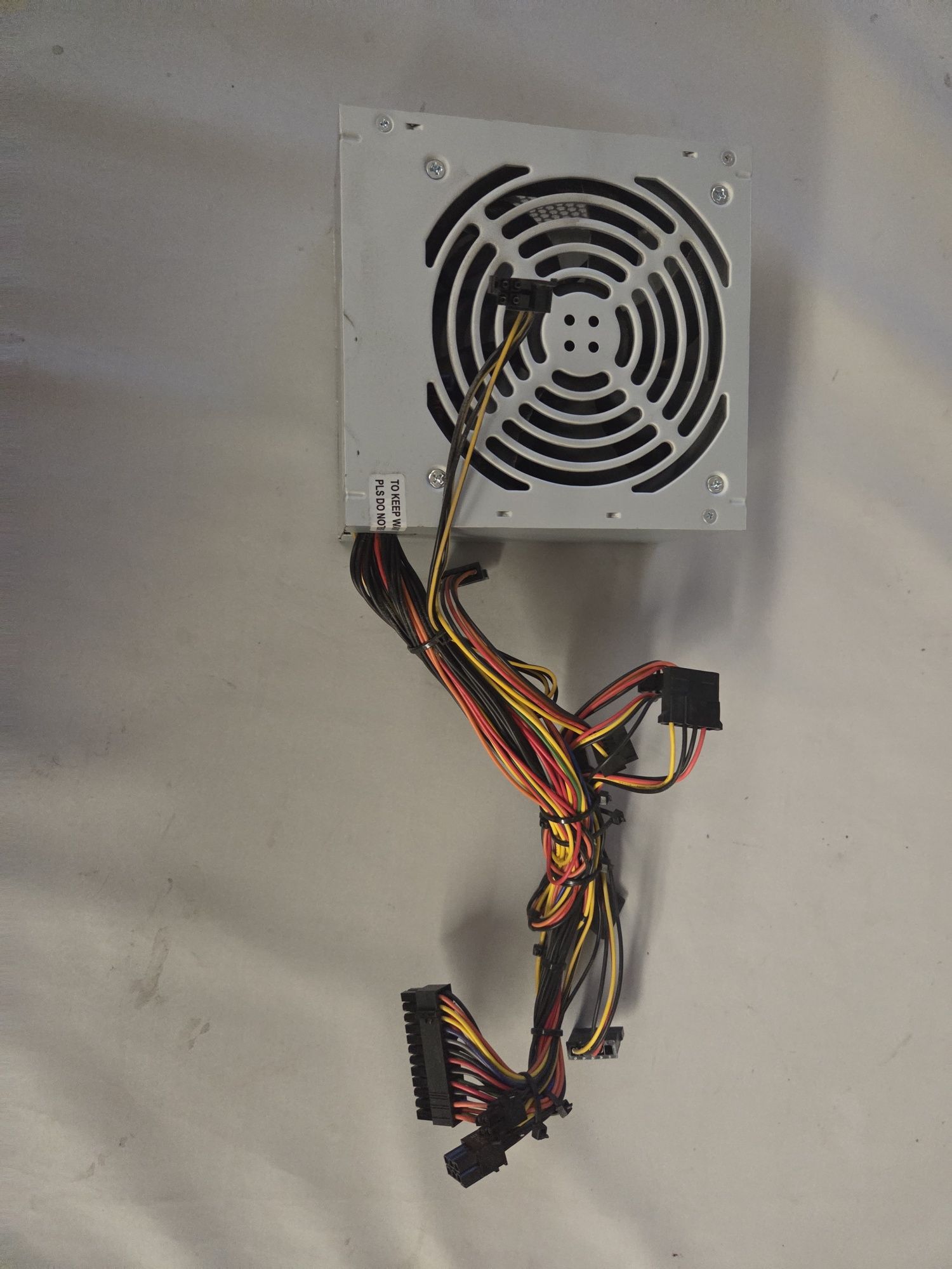 Sprzedam zasilacz 400W do komputera stacjonarnego że zdjecia