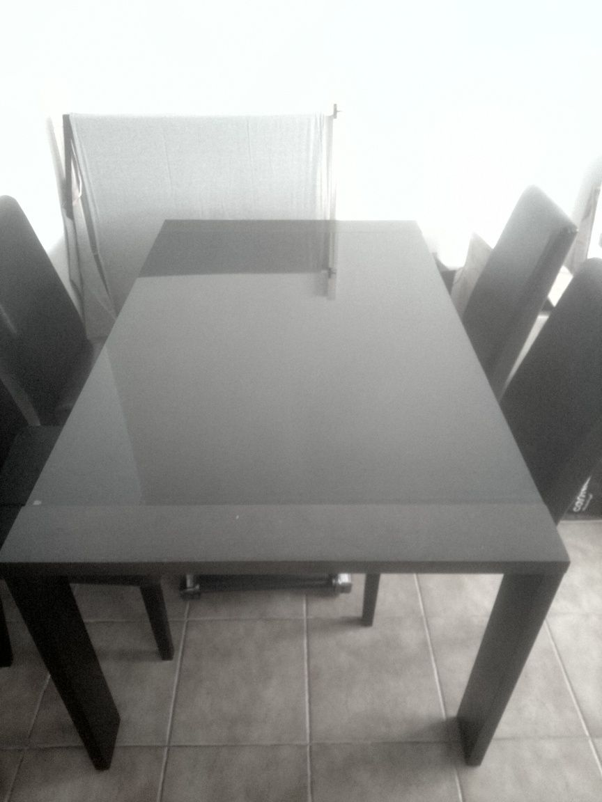 Vendo mesa de Vidro extensível com 4 cadeiras de pele