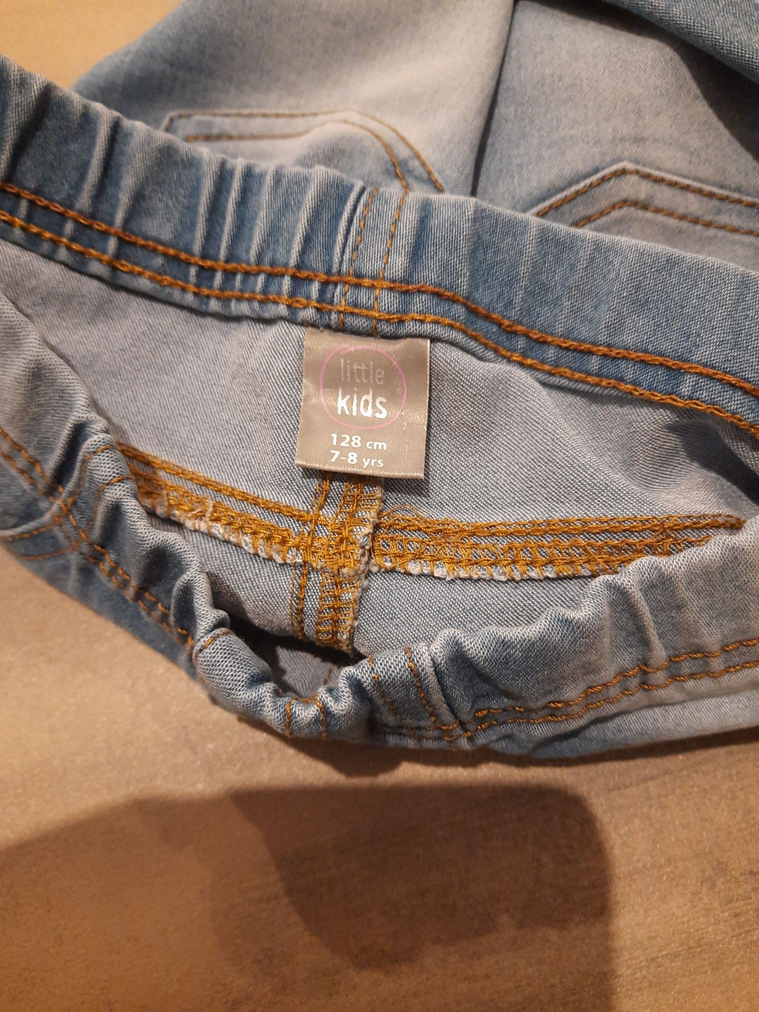 Spodnie jeansowe w rozmiarze 128