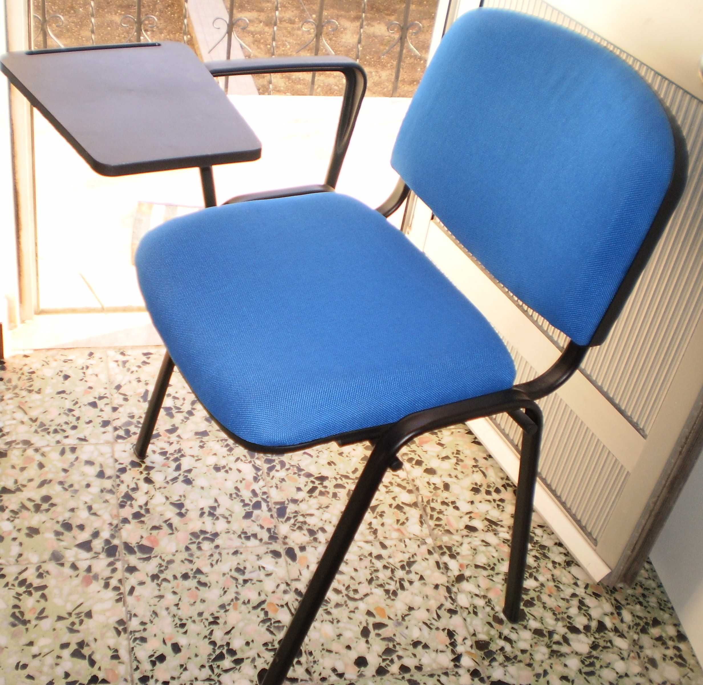 (273) Cadeira com prancheta