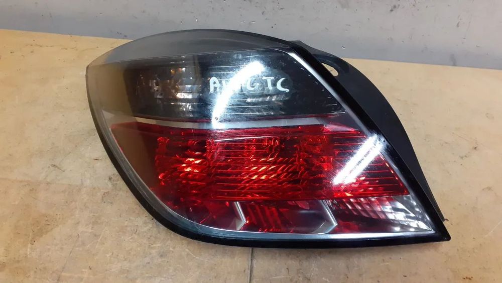 X. OPEL ASTRA III H GTC LAMPA tylna tył lewa dymiona