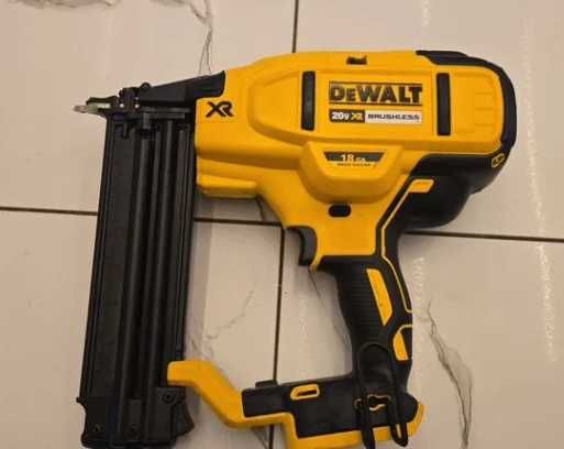 Gwoździarka panelowa DeWalt dcn680 GA18