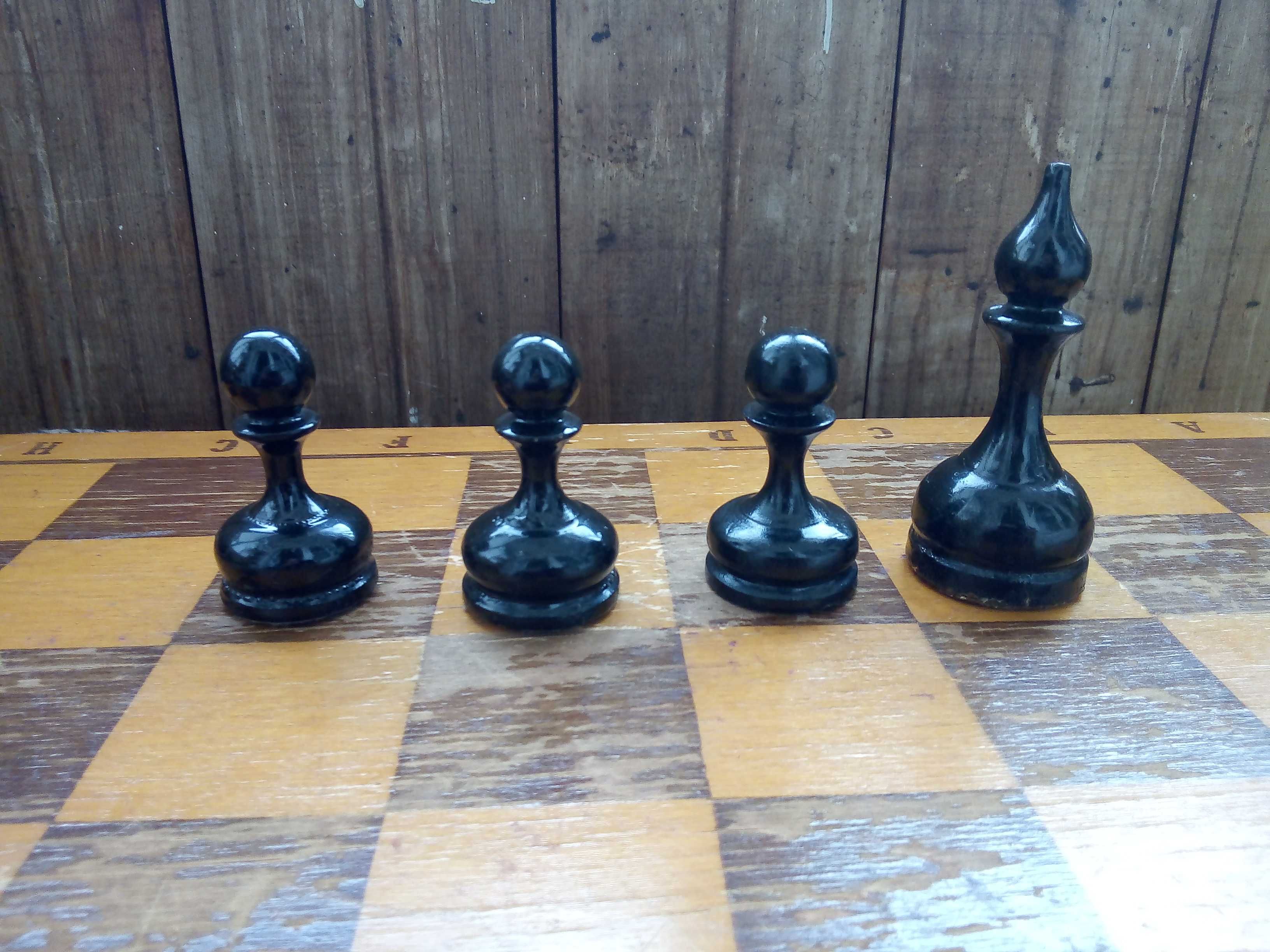 Продам шахматную доску с фигурами