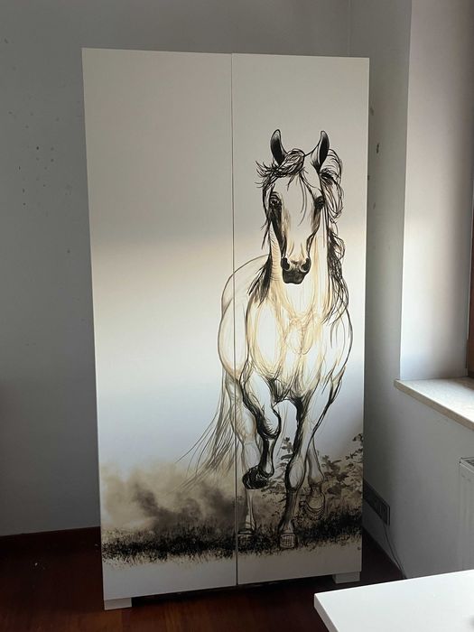 Szafa z malowanym koniem