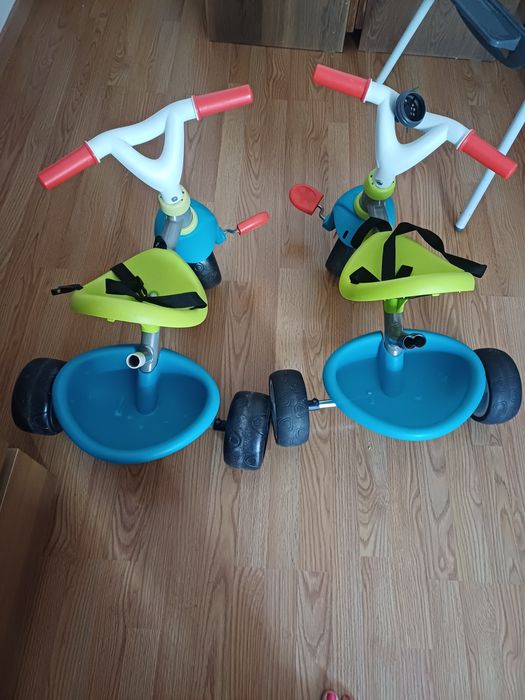 Vendo este dois  Triciclo 15€ cada, entrego na zona arroios.
