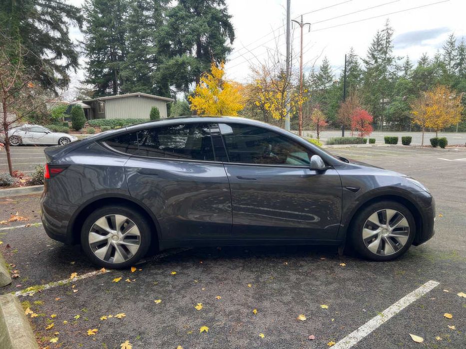 Tesla Model Y      2023