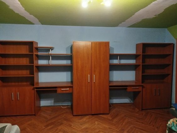 Meble młodzieżowe z szafą i dwoma biurkami