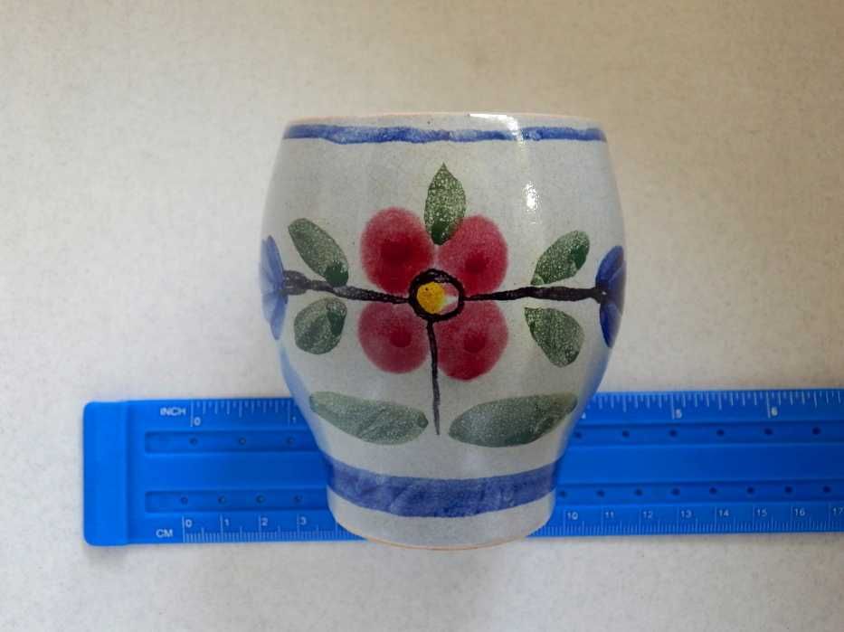 Taça em grés pintada à mão com padrão floral