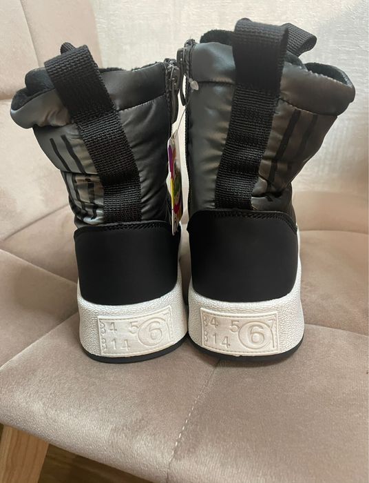 Зимові черевики на дівчинку